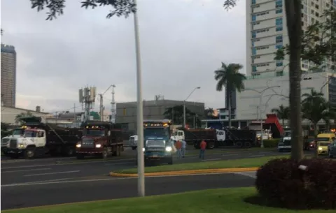 Reabren la Cinta Costera tras protesta de camioneros recolectores de basura