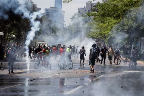 Decretan el tercer toque de queda en la capital de Chile por los disturbios