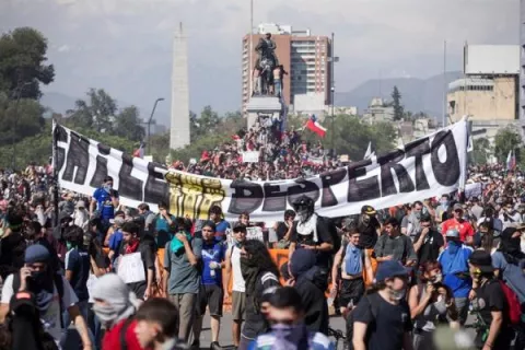 Piñera pide perdón y anuncia una reforma de pensiones, salud, salarios y tarifas en Chile