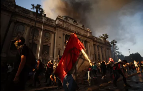 Chile arde en primer día sin militares en la calle y tras cambio de gabinete