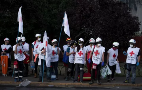 Brigadas voluntarias al auxilio de cientos de heridos en las protestas en Chile