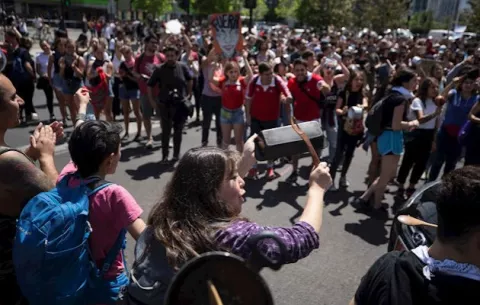 Miles de chilenos vuelven a las calles para protestar por quinto día consecutivo