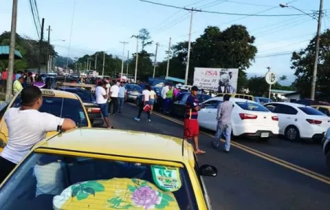 Cierran carretera Panamá-Colón porque el IMA les vende solo una bolsa de arroz 