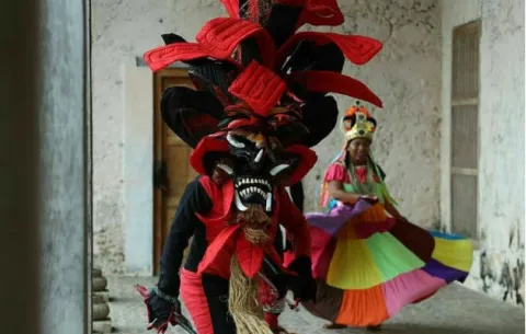 Directores e instructores de folclor de Panamá se instruyen sobre congos y diablos de Colón