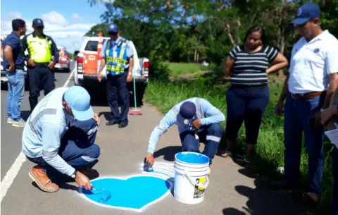 Recuerdan víctimas de accidentes en Los Santos pintando corazones azules 