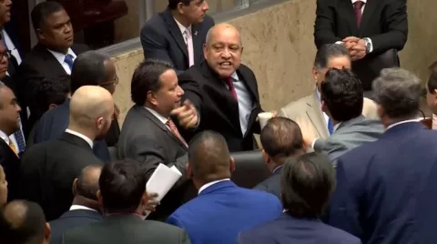 ¡Patio limoso! Crispiano Adames invita a Leandro Ávila a pelear fuera de la Asamblea