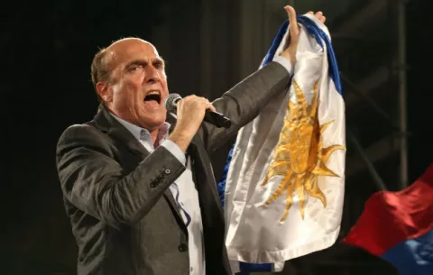 Uruguay irá a segunda vuelta en una de las elecciones más reñidas de los últimos años