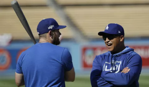 Los Dodgers de Los Ángeles seguirán confiando en Dave Roberts