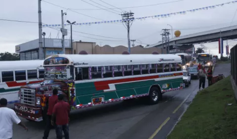 Policía de Tránsito sanciona a tres conductores de diablos verdes involucrados en una regata