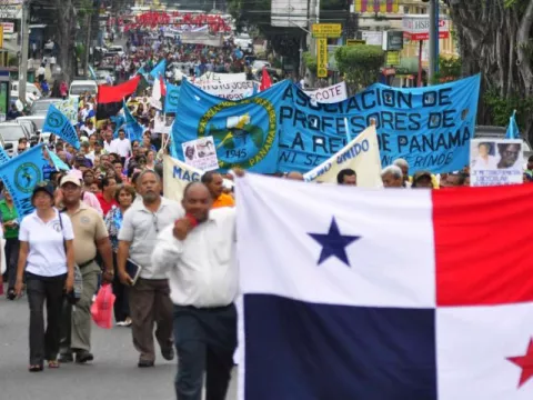 Docentes exigen la entrega de  bono navideño al Gobierno de Laurentino Cortizo
