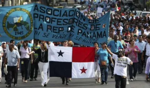 Docentes en alerta por el último aumento de 300 dólares