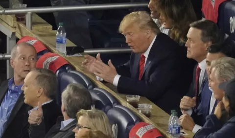 "¡Enciérrenlo!", le gritaron al Presidente Donald Trump en el estadio de los Nacionales