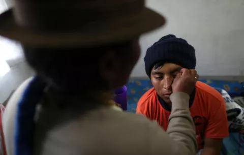 Balazos y perdigonazos, huellas de la represión en los indígenas heridos de Ecuador