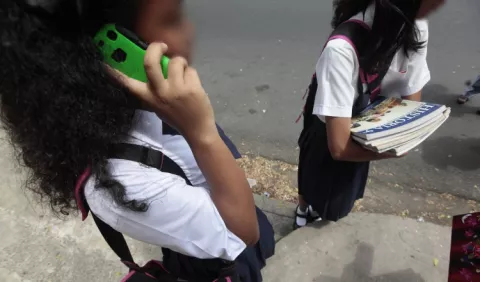 Ministerio de Educación pide a directores de escuelas reiterar el no uso de celulares en las aulas