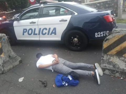(Video) Agente de tránsito somete a extranjero que robaba con un arma en Vía España