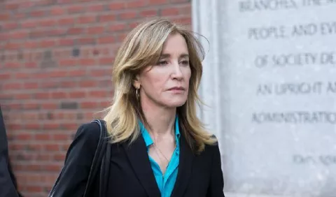 Felicity Huffman cumple sentencia 