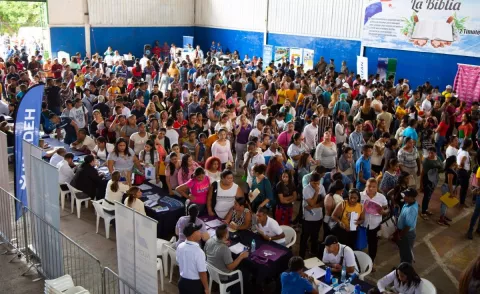 Cientos de residentes de Panamá Este acuden a Feria de Oportunidades en busca de empleos
