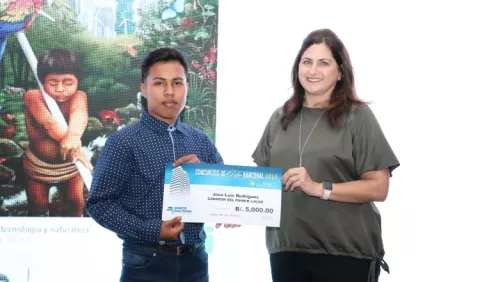 El Banco Nacional premió a ganadores de sus concursos de arte