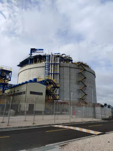 Con una inversión de $1,150 millones AES inicia operaciones del primer hub de GNL en Centroamérica