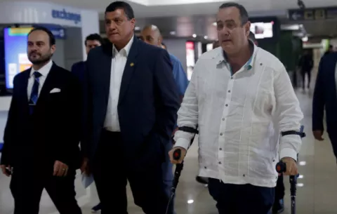 Gobierno de Nicolás Maduro deporta a presidente electo de Guatemala