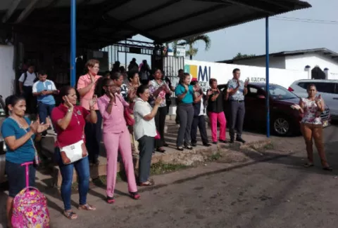 Padres de familia bloquean  vía frente a la escuela Guillermo Andreve en Arraiján
