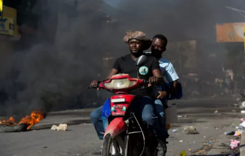Incendios y barricadas en inicio de una nueva jornada de protestas en Haití