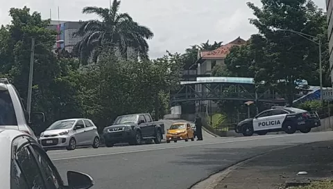 Estudiantes del Instituto Nacional protestan por mejoras en su plantel y cierran la Avenida de los Mártires