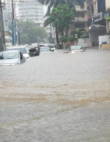 Inundaciones,caídas de árboles y afectación del tráfico vehicular, tras fuertes lluvias