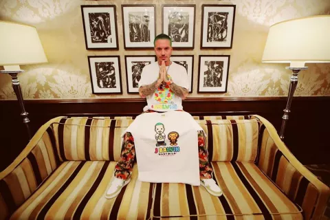 J Balvin recibe decenas de sostenes de sus seguidoras 