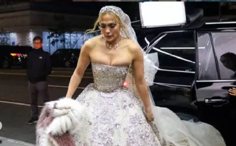 Jennifer López luce un espectacular vestido de novia, pero le critican sus senos