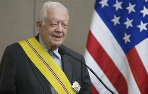 El expresidente de EE.UU. Jimmy Carter se fractura la pelvis al caerse en casa