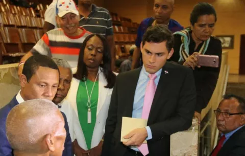 Matrimonio gay enfrenta a bancada del PRD con los diputados independientes