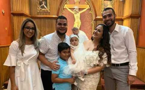 Kathy Phillips celebra por todo lo alto el bautizo de su hija Lyann Victoria