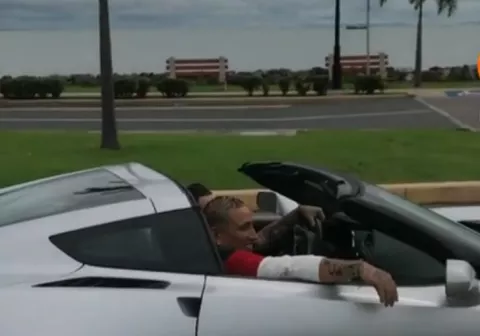 Kenny Man graba video con Nacho en el Causeway 
