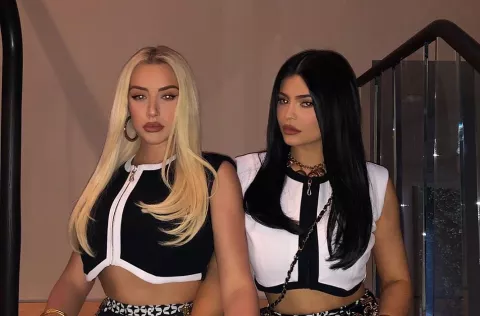 Kylie Jenner le da un beso en la boca a otra mujer