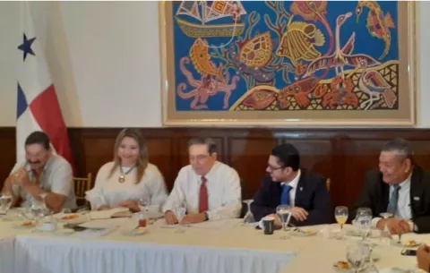 Laurentino Cortizo se reúne con representantes de Conusi para evaluar propuestas 