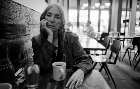 Patti Smith ofrece un libro nuevo, y muchos recuerdos de su vida