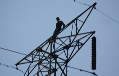 "Toti" se sube por tercera vez en una torre eléctrica en La Chorrera 