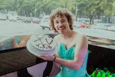 Youtuber Luisito Comunica se viste de quinceañera 