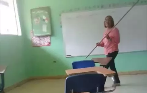Maestra que imparte clases con una vara en Chiriquí se defiende