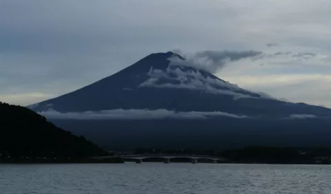 Dramática secuencia en la que un montañero resbala del Monte Fuji  y desaparece