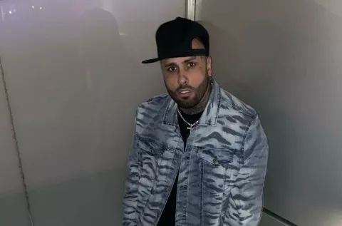 Nicky Jam dice que la ausencia de su madre lo llevó a las drogas 