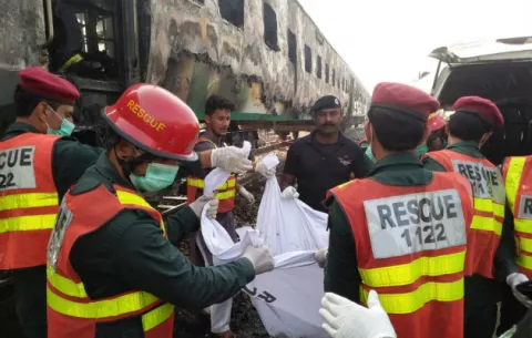 Aumentan a 73 los muertos por la explosión de una bombona de gas en un tren de Pakistán