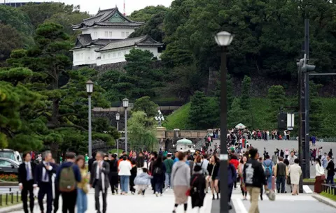 Japón celebrará la entronización de Naruhito sin olvidar el tifón
