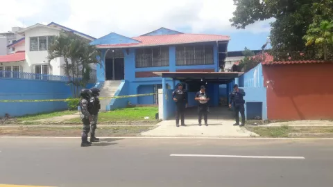 Piedrero ataca a funcionaria del Ministerio Público en Colón en medio de hurto