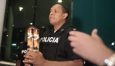 Atacan con pirotecnia a la Policía Nacional, en el tercer día de protestas contra las reformas constitucionales