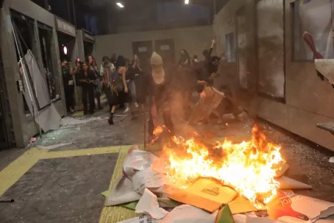 Manifestantes vandalizan la sede del Partido Revolucionario Democrático (Video)