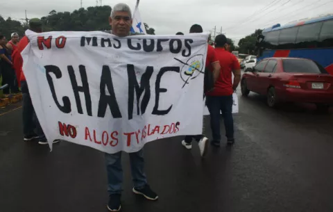 Transportistas del Oeste impiden el paso vehicular en el sector de  La Pesa 