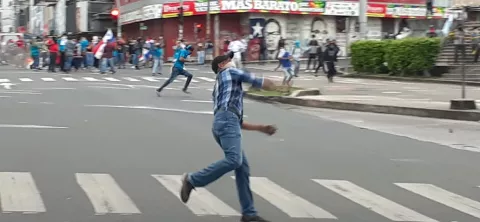 Protestas  en contra de reformas constitucionales dejan 52 personas detenidas y un policía herido