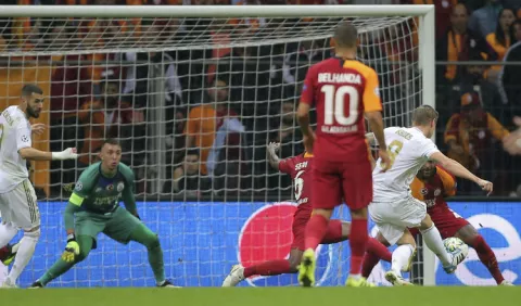 El Real Madrid sale vivo del infierno del Galatasaray